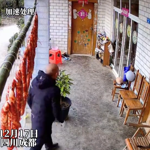 年关将至，你家香肠还“安全”吗？成都男子“顺手牵肠”监控全记录，网友：这是偷走了人家的年味！