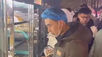 6元面包摊一夜爆火：是饥饿营销，还是消费降级下的“面包自由”？