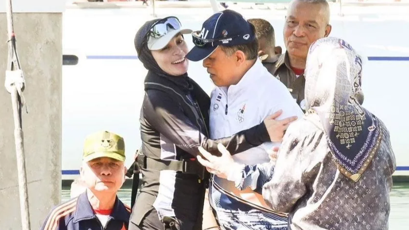 泰王后夺冠跪地接花，泰王罕见公开拥抱！王室“神仙爱情”背后，是权力游戏还是真情流露？