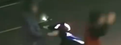 26岁孙子当街暴打失智奶奶：人性底线崩塌，谁在纵容“啃老巨婴”？