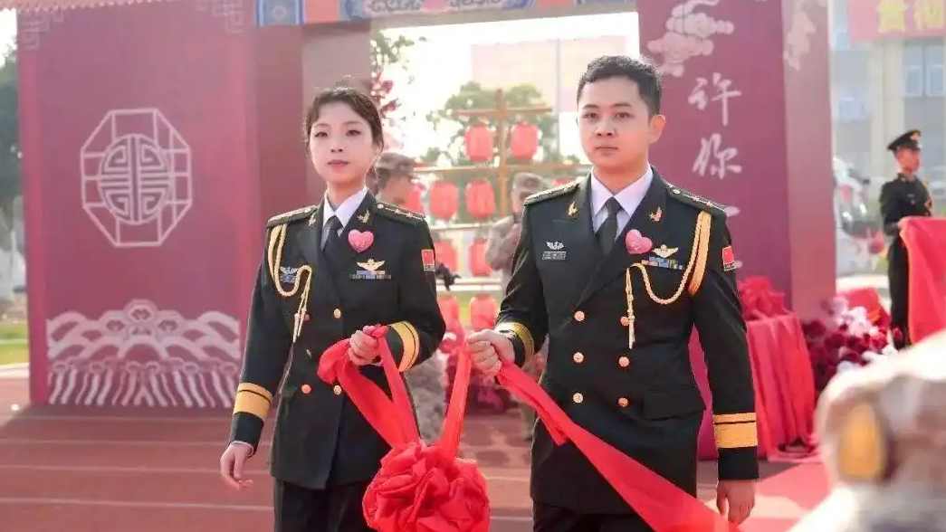 “00后”女飞官大婚!蓝天为媒,战鹰作证,这才是最高级的浪漫