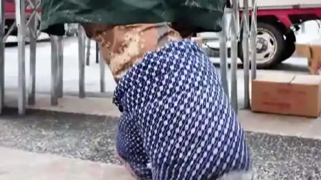 零下30℃的早市奇观：黑河商贩的“100码战靴”，藏着中国人最硬的生存智慧