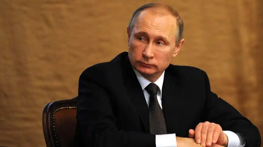 普京深夜“微服私驾”莫斯科街头：当大国领袖卸下光环，方向盘后的真实与孤独