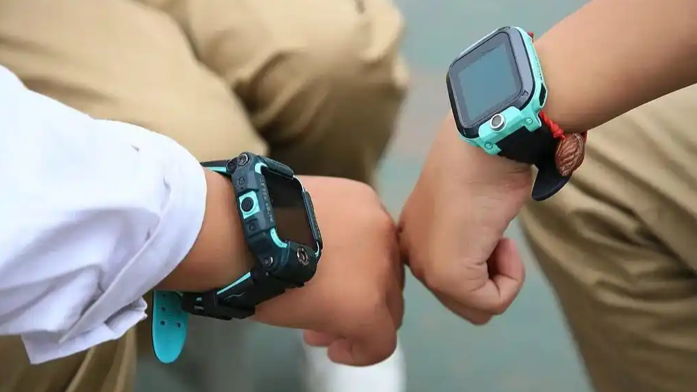 电话手表里的“江湖”：当小学生开始刷赞、混圈、争当“大佬”