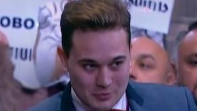 普京记者会秒变求婚现场！23岁记者举牌“我想结婚”，总统亲自当“证婚人”