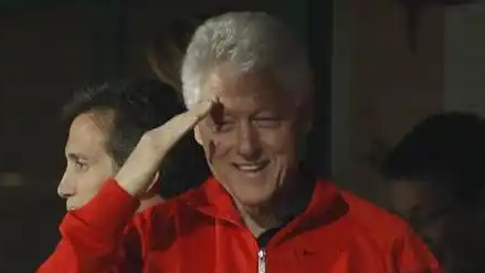 克林顿浴缸照流出！爱泼斯坦案30万页文件引爆美国政商圈“地震”