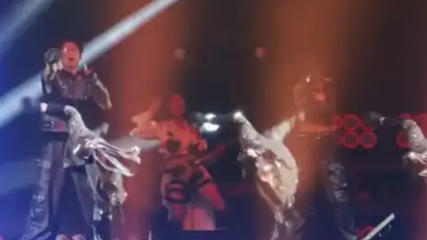 马斯克都点赞！王力宏演唱会上，中国机器人“空翻”炸翻全场，背后藏着什么大棋？