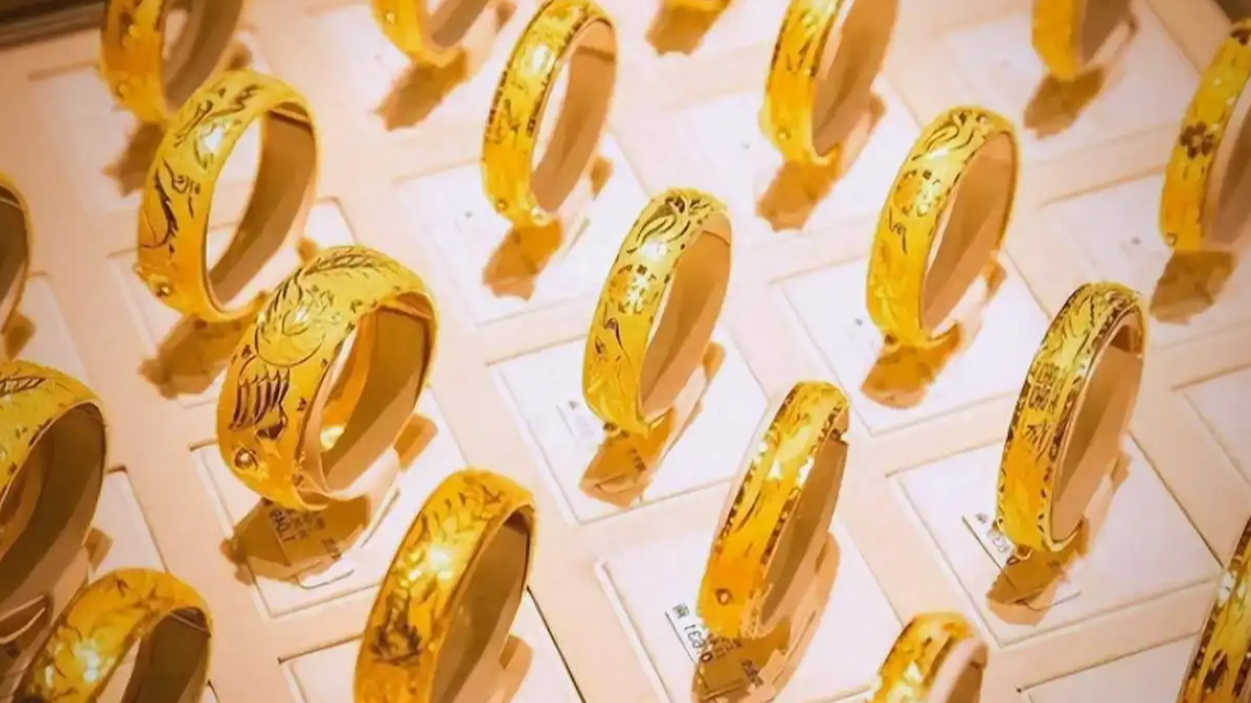 祖坟冒青烟?不,是冒金烟!男子盗170万黄金竟藏墓碑后,被抓时一句话让网友炸锅