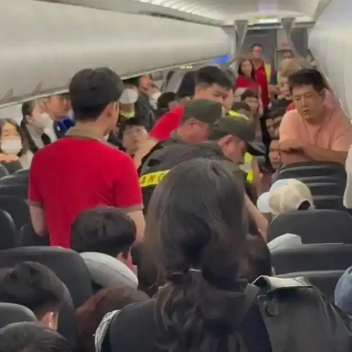 飞机上哭嚎被拖走！韩国男子骚扰越南女乘客，撕破的T恤背后是跨国“社死”现场