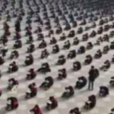 百名学子寒风中趴凳答题：是“阳光教育”还是形式主义作秀？