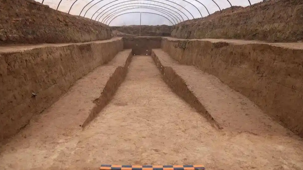 沉睡两千年终见真容!阿房宫台基之谜被考古铁锹一铲揭穿