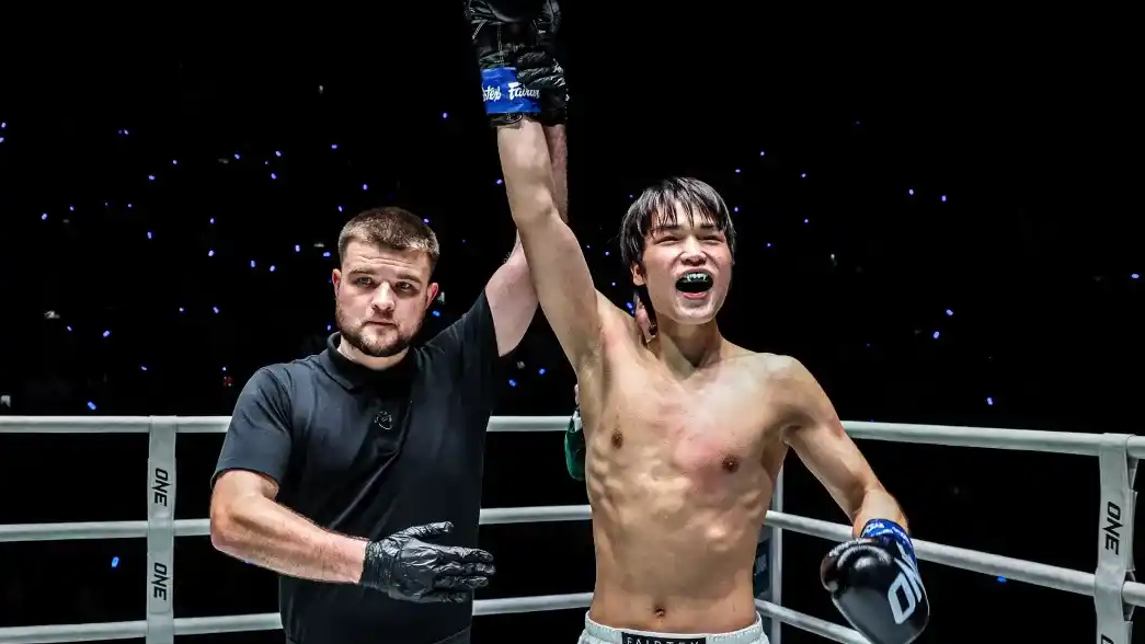 52秒！河南小伙一拳“轰”出世界新秩序，泰拳王座一夜易主