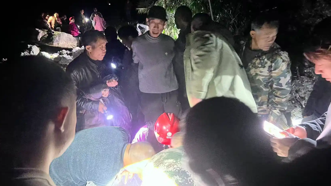 200斤村书记赤膊跳岩缝：那身“五花肉”，是寒冬里最滚烫的盔甲