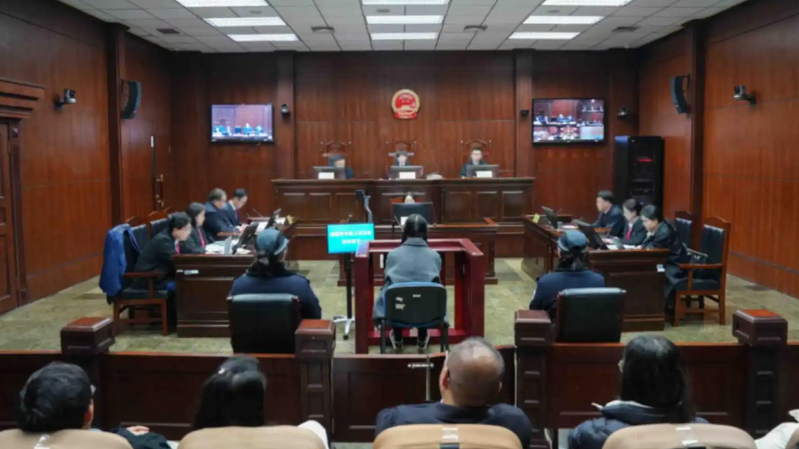 家门口的悲剧与司法的温度：死刑缓期，精神病鉴定如何影响“成都女子遇害案”量刑？