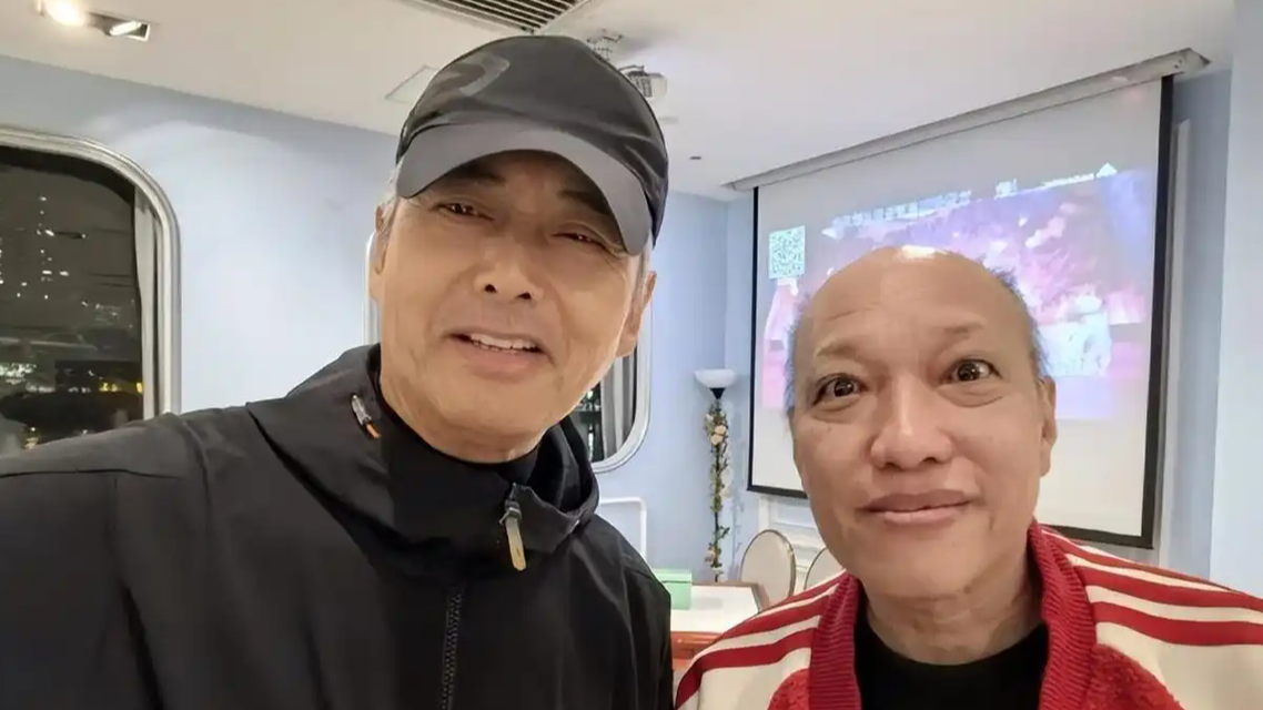 周润发70岁生日宴请近百名TVB旧同事：席地而坐的合影，照出了娱乐圈最稀缺的体面