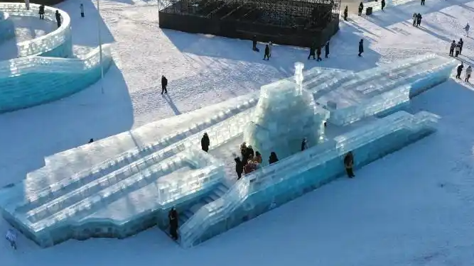 冰雕福建舰震撼亮相哈尔滨!2000立方米冰雪铸就“大国重器”,背后故事令人热血沸腾