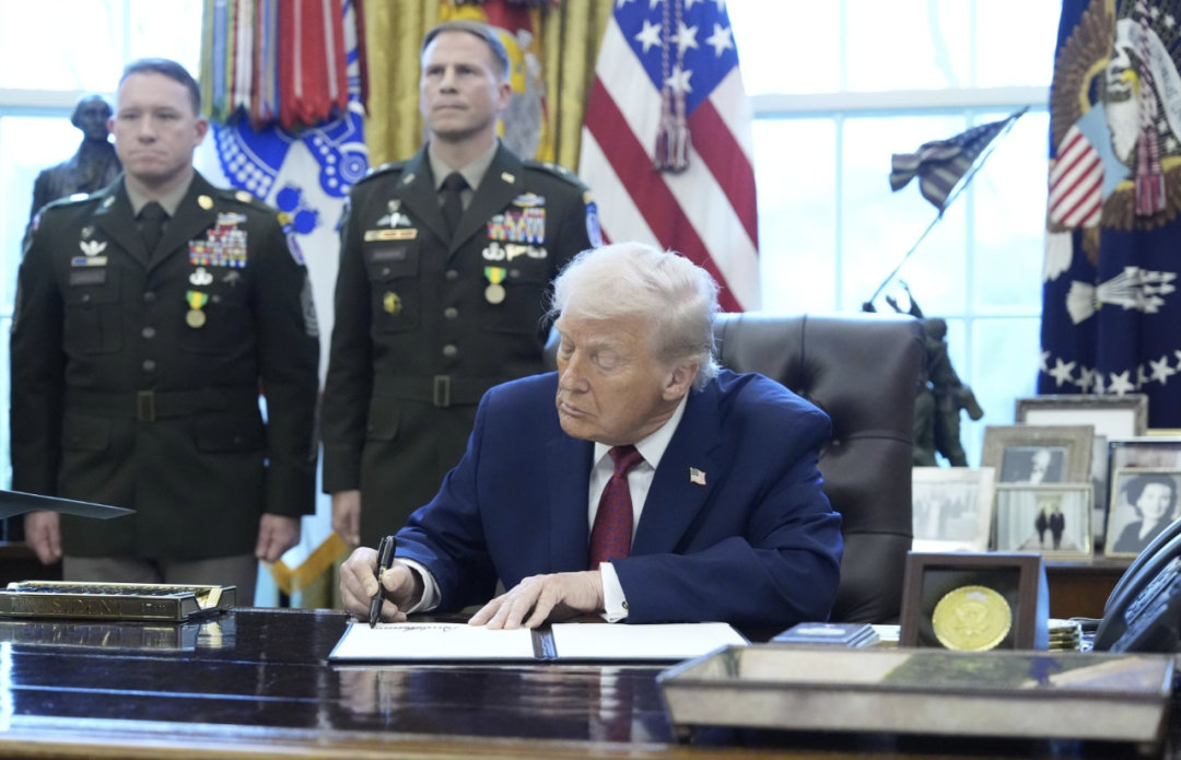 美对华再挥“国防大棒”，中方强硬回击释放三大信号！