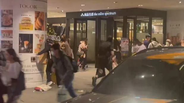 台北车站喋血夜:57岁英雄挺身挡刀,四死十一伤的背后是冷漠还是勇气?