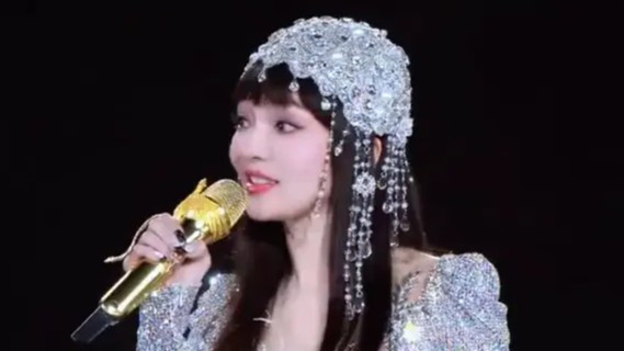 张韶涵演唱会现场辟谣裁员风波：一句调侃，揭开了娱乐圈的“大动脉”生存法则